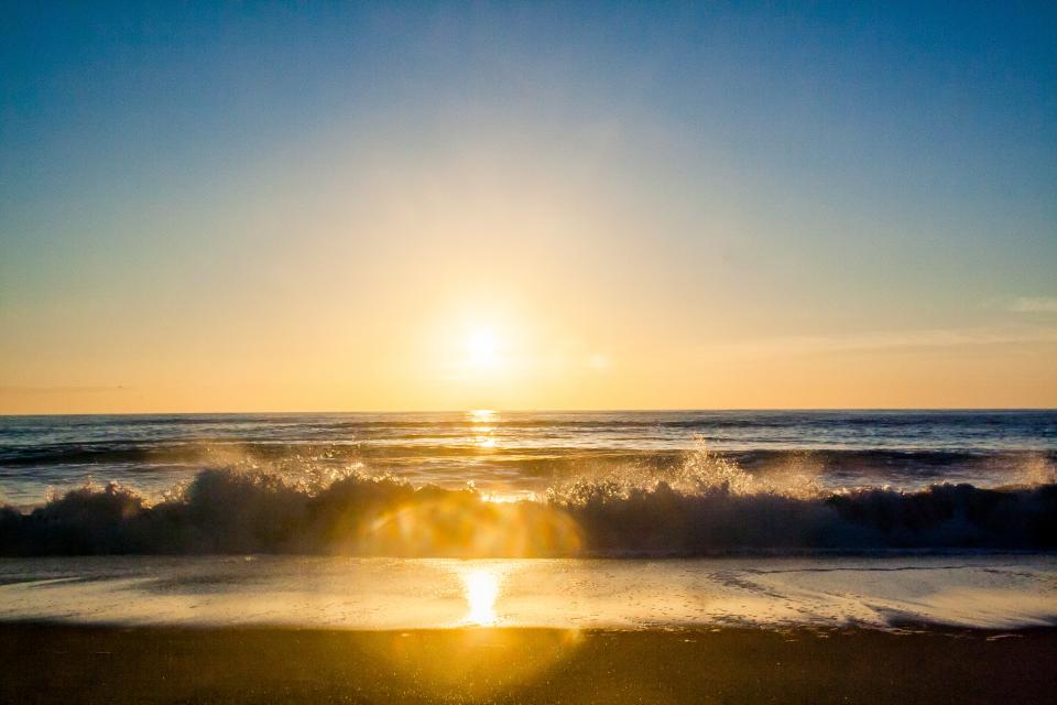 Amanecer con rayos de sol entre nubes